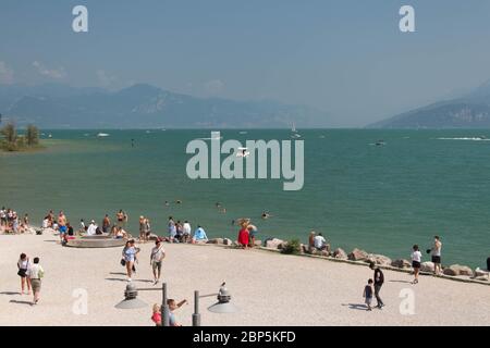 Italien, Lombardei - August 05 2018: Blick auf die Altstadt von Sirmione am Rande des Gardasees am 05 2018. August in Sirmione, Italien. Stockfoto