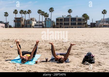 Frauen üben am Venice Beach in Los Angeles, Kalifornien am 17. Mai 2020. Los Angeles County öffnete seine Strände für den aktiven Gebrauch wieder, während die Menschen Gesichtsmasken tragen und soziale Distanz beibehalten müssen, während der Landkreis versucht, COVID-19 Infektionen zu reduzieren. (Foto von Ronen Tivony/Sipa USA) *** Bitte verwenden Sie das Guthaben aus dem Feld Guthaben *** Quelle: SIPA USA/Alamy Live News Stockfoto