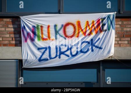 Dresden, Deutschland. Mai 2020. Ein Bettlaken mit der Aufsage "Willkommen zurück" hängt an einer Schule. Ab diesem Montag werden die Grund- und Sekundarschulen nach wochenlanger Corona-Pflichtpause wieder ihre Türen öffnen. Quelle: Robert Michael/dpa-Zentralbild/dpa/Alamy Live News Stockfoto