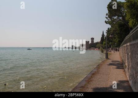 Italien, Lombardei - August 05 2018: Blick auf die Altstadt von Sirmione am Gardasee am 05 2018. August in Sirmione, Italien. Stockfoto