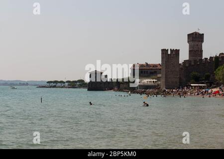 Italien, Lombardei - August 05 2018: Blick auf die Altstadt von Sirmione am Gardasee am 05 2018. August in Sirmione, Italien. Stockfoto