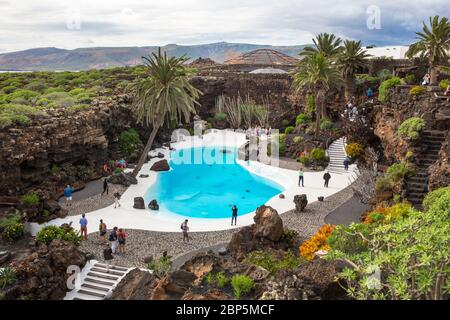 LANZAROTE, SPANIEN - 29. NOVEMBER 2016: Menschen am Jameos del Agua, Teil eines 6 km langen Lavarohres, der vor etwa 4,000 Jahren entstand, als die Montana Stockfoto