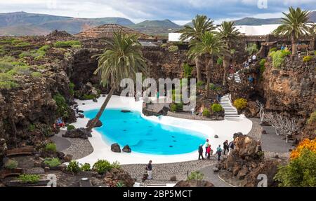 LANZAROTE, SPANIEN - 29. NOVEMBER 2016: Menschen am Jameos del Agua, Teil eines 6 km langen Lavarohres, der vor etwa 4,000 Jahren entstand, als die Montana Stockfoto