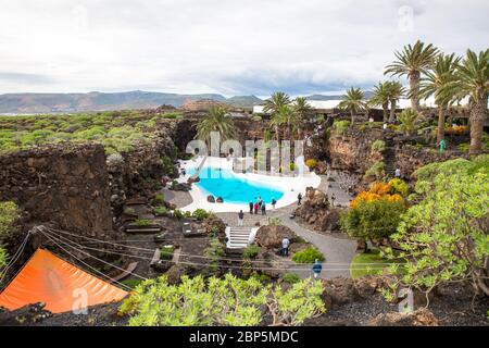 LANZAROTE, SPANIEN - 29. NOVEMBER 2016: Menschen am Jameos del Agua, Teil eines 6 km langen Lavarohres, der vor etwa 4,000 Jahren entstand, als die Montana Stockfoto