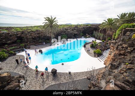 LANZAROTE, SPANIEN - 29. NOVEMBER 2016: Menschen am Jameos del Agua, Teil eines 6 km langen Lavarohres, der vor etwa 4,000 Jahren entstand, als die Montana Stockfoto