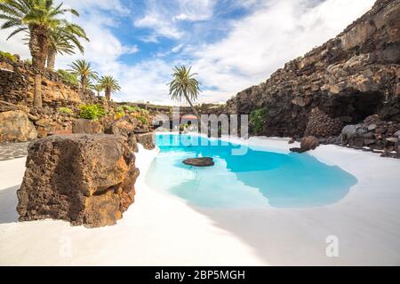 LANZAROTE, SPANIEN - 29. NOVEMBER 2016: Menschen am Jameos del Agua, Teil eines 6 km langen Lavarohres, der vor etwa 4,000 Jahren entstand, als die Montana Stockfoto