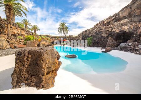 LANZAROTE, SPANIEN - 29. NOVEMBER 2016: Menschen am Jameos del Agua, Teil eines 6 km langen Lavarohres, der vor etwa 4,000 Jahren entstand, als die Montana Stockfoto