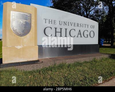 Die University of Chicago ist ein Schild auf der historischen Midway Plaisance-Sehenswürdigkeit der kolumbianischen Weltausstellung im Jahr 1983. Stockfoto