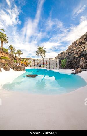 LANZAROTE, SPANIEN - 29. NOVEMBER 2016: Menschen am Jameos del Agua, Teil eines 6 km langen Lavarohres, der vor etwa 4,000 Jahren entstand, als die Montana Stockfoto