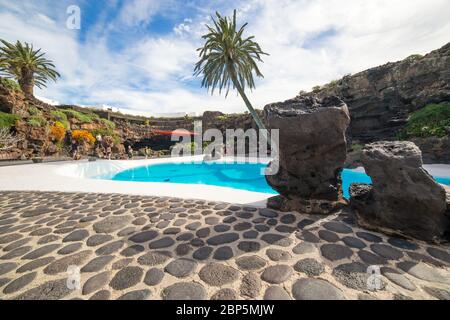 LANZAROTE, SPANIEN - 29. NOVEMBER 2016: Menschen am Jameos del Agua, Teil eines 6 km langen Lavarohres, der vor etwa 4,000 Jahren entstand, als die Montana Stockfoto