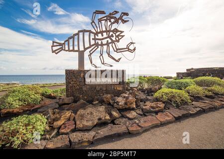 LANZAROTE, SPANIEN - 29. NOVEMBER 2016: Menschen am Jameos del Agua, Teil eines 6 km langen Lavarohres, der vor etwa 4,000 Jahren entstand, als die Montana Stockfoto