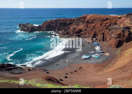 LANZAROTE, SPANIEN - 28. NOVEMBER 2016: Blick auf El Golfo, in der Nähe der grünen Lagune, auf Lanzarote, Kanarische Inseln, Spanien Stockfoto