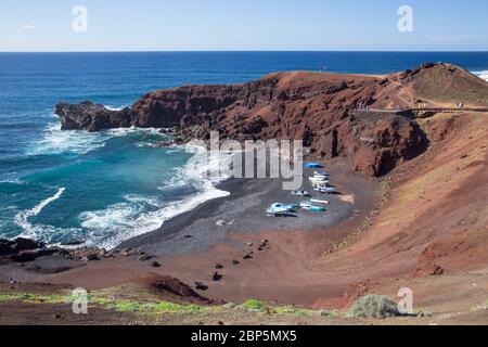 LANZAROTE, SPANIEN - 28. NOVEMBER 2016: Blick auf El Golfo, in der Nähe der grünen Lagune, auf Lanzarote, Kanarische Inseln, Spanien Stockfoto