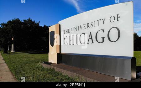 Die University of Chicago ist ein Schild auf der historischen Midway Plaisance-Sehenswürdigkeit der kolumbianischen Weltausstellung im Jahr 1983. Stockfoto