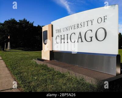 Die University of Chicago ist ein Schild auf der historischen Midway Plaisance-Sehenswürdigkeit der kolumbianischen Weltausstellung im Jahr 1983. Stockfoto