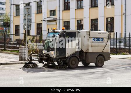 Perm, Russland - 05. Mai 2020: Kompakte mechanische Kehrmaschine auf der Straße Stockfoto