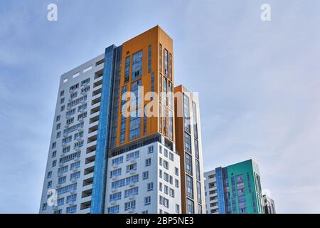 Perm, Russland - 08. Mai 2020: Moderne mehrstöckige Wohngebäude am Himmel Stockfoto