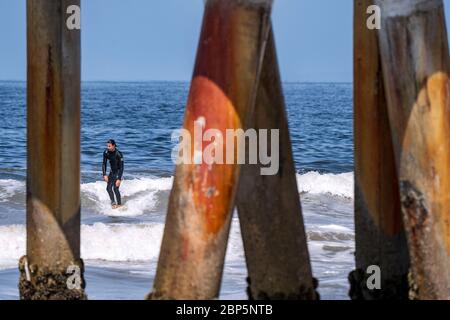 Los Angeles, Kalifornien, USA. März 2019. Ein Surfer reitet eine Welle in Venice Beach.Los Angeles County öffnete seine Strände für den aktiven Gebrauch, während die Menschen Gesichtsmasken tragen und soziale Distanz beibehalten müssen, während der Landkreis versucht, COVID-19 Infektionen zu reduzieren. Kredit: Ronen Tivony/SOPA Images/ZUMA Wire/Alamy Live News Stockfoto