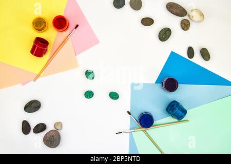 Schritt für Schritt eine Steinschildkröte auf einem Stein malen. Kinder Kunstprojekt. DIY-Konzept. Schritt für Schritt 4 Fotoanleitung.Ansicht von oben. Arbeiten mit c Stockfoto