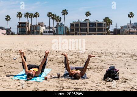 Los Angeles, Kalifornien, USA. März 2019. Frauen trainieren am Venice Beach inmitten der Coronavirus-Krise.Los Angeles County öffnete seine Strände für den aktiven Einsatz, während die Menschen Gesichtsmasken tragen und soziale Distanz zu halten, wie der Landkreis versucht, COVID-19 Infektionen zu reduzieren. Kredit: Ronen Tivony/SOPA Images/ZUMA Wire/Alamy Live News Stockfoto