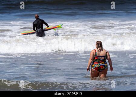 Los Angeles, Kalifornien, USA. März 2019. Die Menschen genießen den Pazifik am Venice Beach.Los Angeles County öffnete seine Strände für den aktiven Gebrauch wieder, während die Menschen Gesichtsmasken tragen und soziale Distanz beibehalten müssen, während der Landkreis versucht, COVID-19 Infektionen zu reduzieren. Kredit: Ronen Tivony/SOPA Images/ZUMA Wire/Alamy Live News Stockfoto