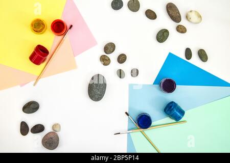 Schritt für Schritt eine Steinschildkröte auf einem Stein malen. Kinder Kunstprojekt. DIY-Konzept. Schritt für Schritt 1 Fotoanleitung. Blick von oben. Arbeiten mit Stockfoto