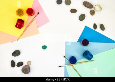 Schritt für Schritt eine Steinschildkröte auf einem Stein malen. Kinder Kunstprojekt. DIY-Konzept. Schritt für Schritt 4 Fotoanleitung.Ansicht von oben. Arbeiten mit c Stockfoto