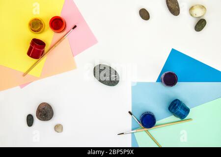 Wie man einen Regenbogen auf einem Stein Schritt für Schritt zeichnet. Kinder Kunstprojekt. DIY-Konzept. Schritt für Schritt Fotoanleitung.Ansicht von oben. Mit Kindern arbeiten A Stockfoto