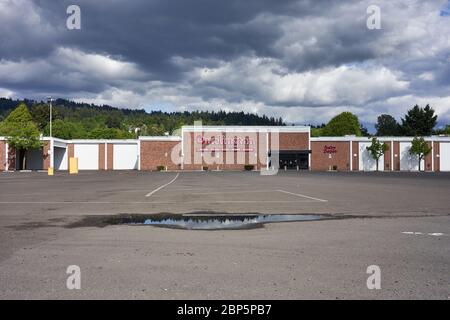 Clackamas, OR, USA - 6. Mai 2020: Geschlossen Burlington off-price Kaufhaus in Clackamas, Oregon, während der Coronavirus-Pandemie. Stockfoto