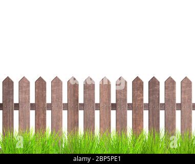 Rustikaler Holzzaun und grünes Gras. Alter Gartenzaun mit Holzplanken und mit Metallnieten. Isoliert auf weißem Hintergrund. 3d-Rendern Stockfoto
