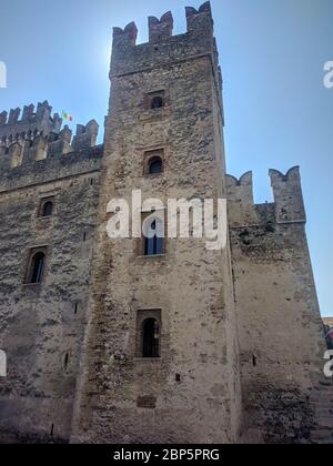 Italien, Lombardei - August 05 2018: Die Ansicht der Scaliger-Burg am 05 2018. August in Sirmione, Italien. Stockfoto