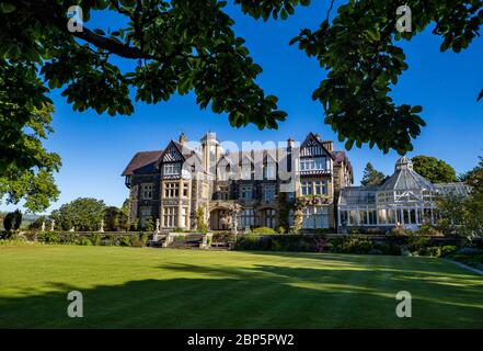 Die Bodnant Gardens des National Trust in der Nähe von Colwyn Bay, Conwy, North Wales, da die Gärten während der Coronavirus-Pandemie für Besucher geschlossen bleiben. Diese Saison ist die früheste, die der 145 Jahre alte Laburnum-Bogen in einem Jahrzehnt geblüht hat. Stockfoto