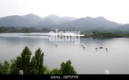 Jinan, Chinas Provinz Shandong. Mai 2020. Menschen segeln am Xueye See in Jinan, der Provinz Shandong im Osten Chinas, 17. Mai 2020. Kredit: Wang Kai/Xinhua/Alamy Live News Stockfoto