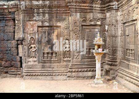 Wandschnitzerei mit Tänzerin apsara und traditionellem kleinen Geisterhaus in der Nokor Bachey Pagode (Wat Nokor), Kampong Cham, Kambodscha Stockfoto