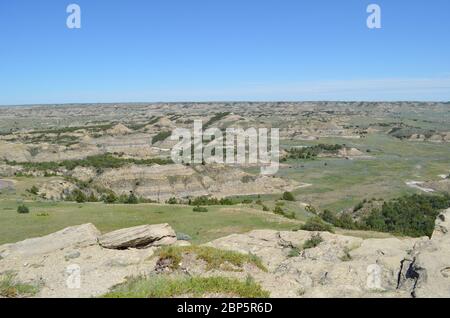 Frühling in den North Dakota Badlands: Blick auf das östliche Ende der South Unit of Theodore Roosevelt National Park von der Spitze des Buck Hill Stockfoto