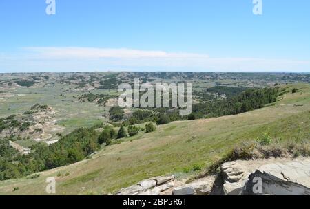 Spätefrühling in den North Dakota Badlands: Blick nach Südosten in Richtung Painted Canyon in der South Unit des Theodore Roosevelt National Park von Buck Hill Stockfoto