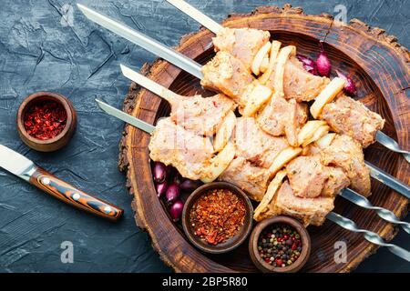 Rohes Fleisch in einem Grill Marinade auf Spieße.ungekochte Fleischspieße für ein Picknick. Stockfoto