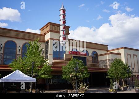 Tigard, OR, USA - 6. Mai 2020: Geschlossene Regal Cinemas-Location im Bridgeport Shopping Centre in Tigard, Oregon, während der Coronavirus-Pandemie. Stockfoto