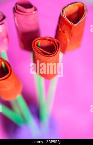 Rosa Rosen Strauß mit Papier Handwerk gemacht Nahaufnahme noch auf einem rosa Hintergrund Stockfoto