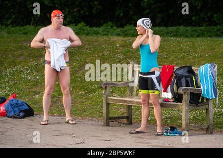 Schwimmer wechseln draußen im Serpentine Lido im Hyde Park, London, während es nach der Lockerung der Lockdown-Maßnahmen für Mitglieder des Serpentine Swimming Club wieder geöffnet wird. Stockfoto