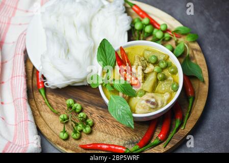 Asiatische Lebensmittel auf dem Tisch / Thai-Essen grünes Curry Huhn auf Suppenschüssel und thai-Reisnudeln vermicelli mit Zutat Kräuter Gemüse Stockfoto