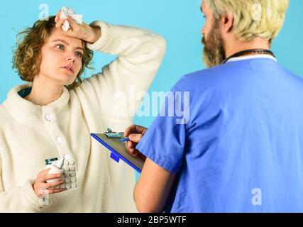 Diagnosekonzept. Fragen Sie nach Beschwerden. Verschreiben Sie Tests und Behandlung. Arbeiten Sie mit kranken Patienten. Anamnese. Arzt kommuniziert mit Frau. Medizinische Behandlung. Symptome einer Virusinfektion. Medizinische Hilfe. Stockfoto