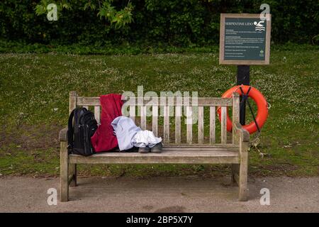 Kleidung auf einer Parkbank im Serpentine Lido im Hyde Park, London, während sie nach der Lockerung der Lockdown-Maßnahmen für Mitglieder des Serpentine Swimming Club wieder geöffnet wird. Stockfoto