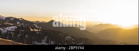 Berglandschaft Panorama. Sonnenlicht von der untergehenden Sonne. Berghänge mit Wäldern bewachsen. Stockfoto