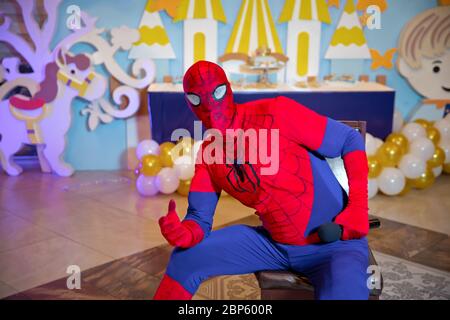 Spider-Man-Modellanzeige auf dem Tisch. Ein als spiderman gekleideter Junge sitzt an einem Tisch. Baku, Aserbaidschan. 15.02.2018 . Stockfoto