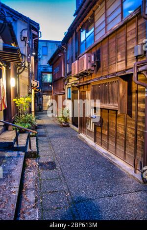Alte Teehäuser aus der Edo-Zeit im Kazuemachi Chayagai Viertel, Kanazawa, Japan. Stockfoto