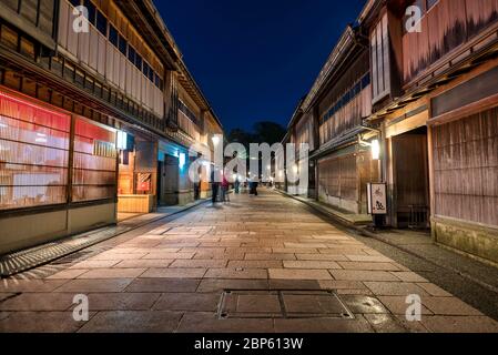 Schatten von Menschen in der Nacht, Higashi Chaya Viertel, Kanazawa, Japan. Stockfoto