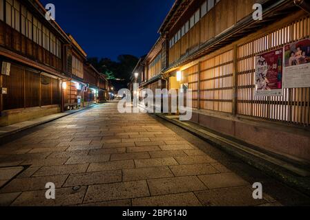 Schatten von Menschen in der Nacht, Higashi Chaya Viertel, Kanazawa, Japan. Stockfoto