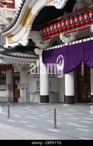 Das Kabuki Za kabuki Theater in Tokios Ginza / Tsukiji Gebiet. Die Vorhänge mit dem motiv phoenix sind draußen, aber wegen des Coronavirus-Ausbruchs geschlossen. Stockfoto