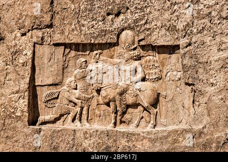 Bas-Relief zeigt den Triumph von Shapur I über die römischen Kaiser Valerian und Philipp der Araber, Nekropole von Naqsh-e Rostam, Iran Stockfoto